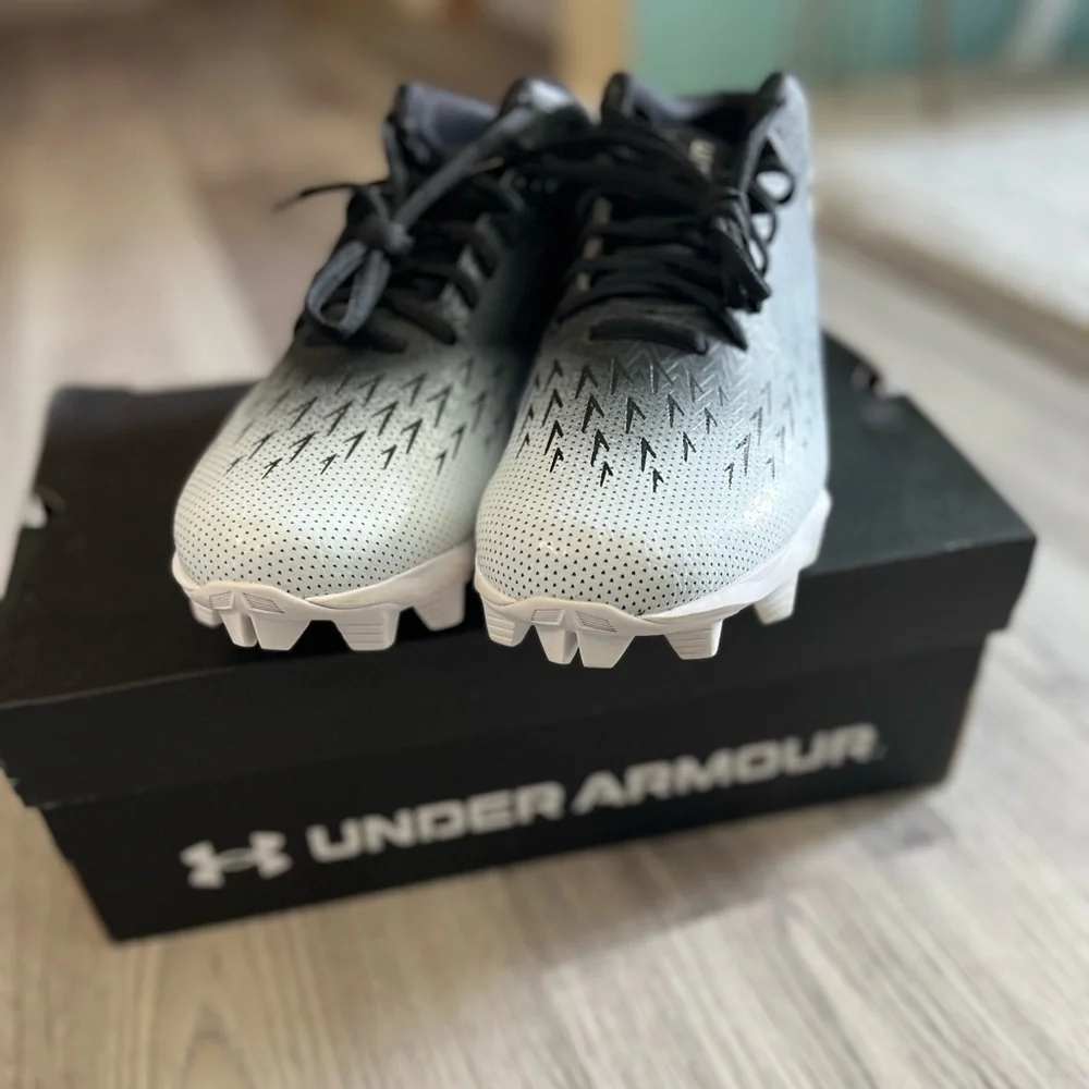 Under Armour Men's Spotlight Franchise Rm 4.0 Wide Football Shoe size 9.5